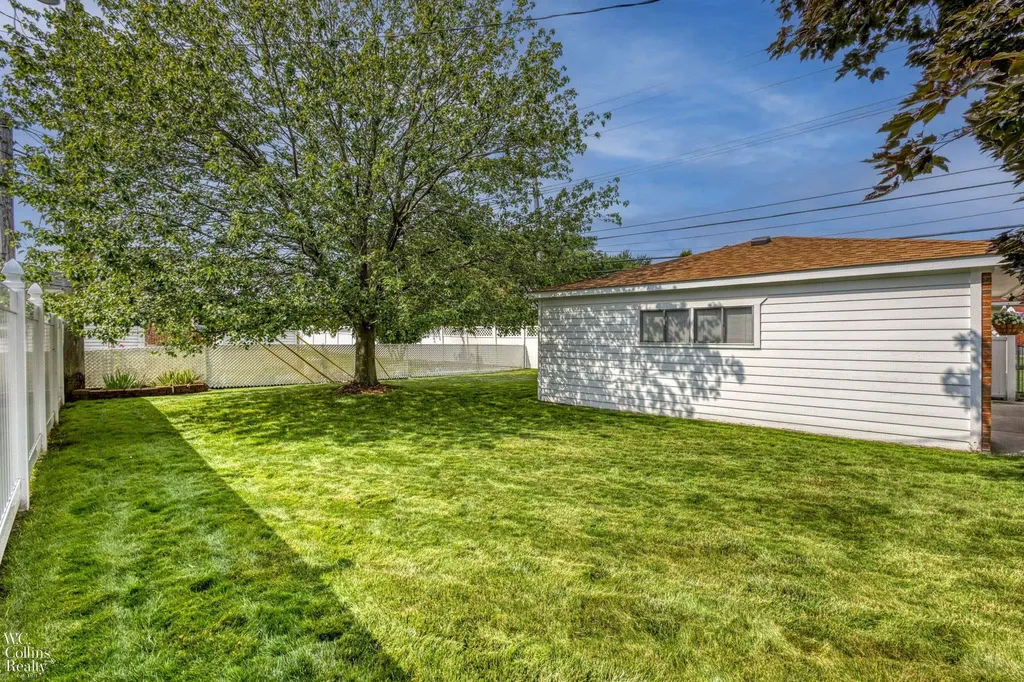 11438 Gerald Drive Warren City MI 48093