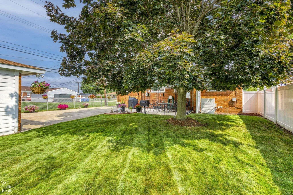 11438 Gerald Drive Warren City MI 48093