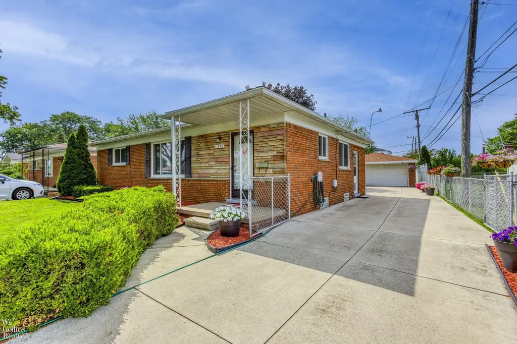11438 Gerald Drive Warren City MI 48093