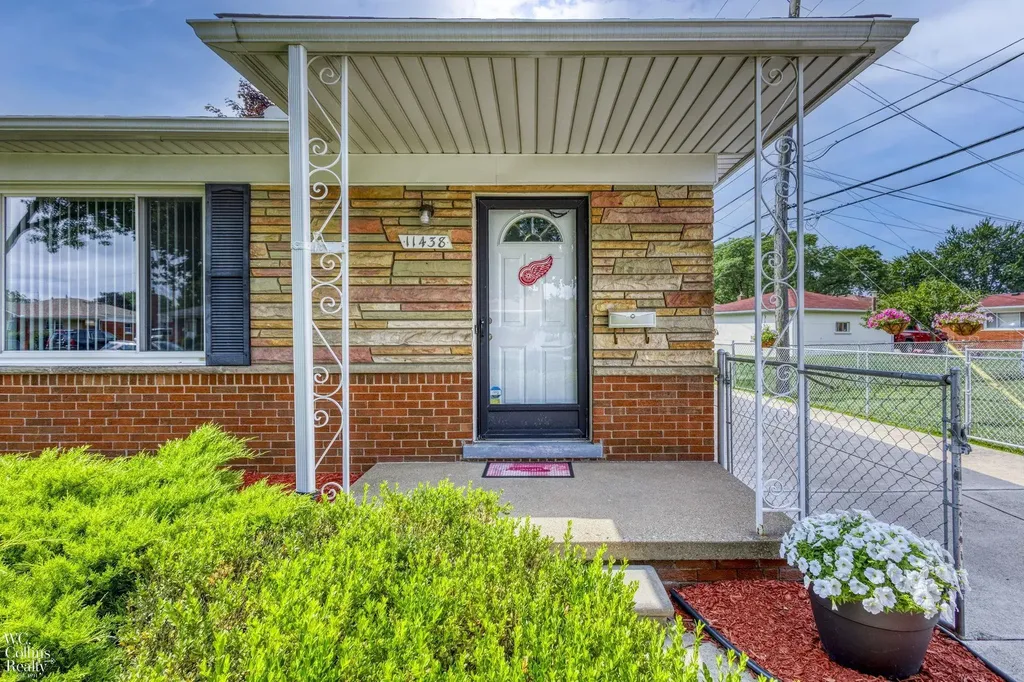 11438 Gerald Drive Warren City MI 48093