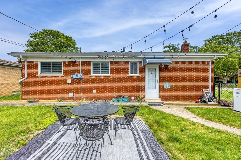 27509 Bonnie Drive Warren City MI 48093