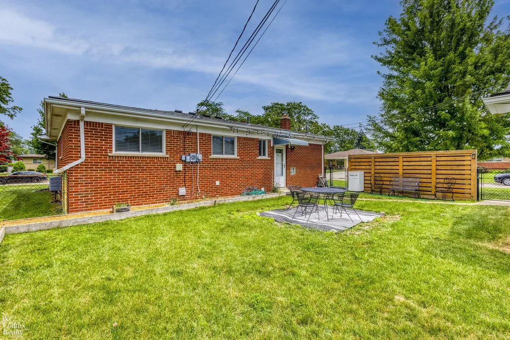27509 Bonnie Drive Warren City MI 48093
