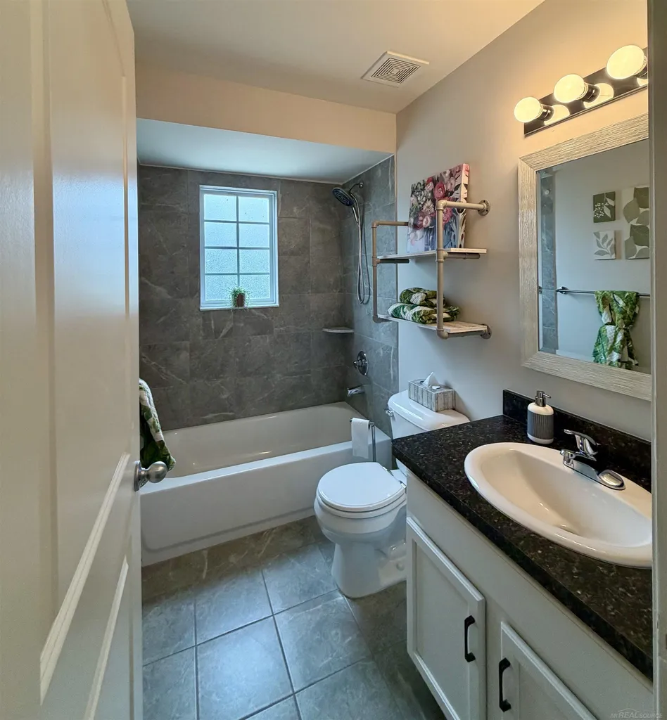 7013 Boulder Pointe Drive Washington Township MI 48094