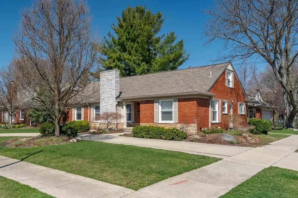 1040 N Renaud Road Grosse Pointe Woods City MI 48236
