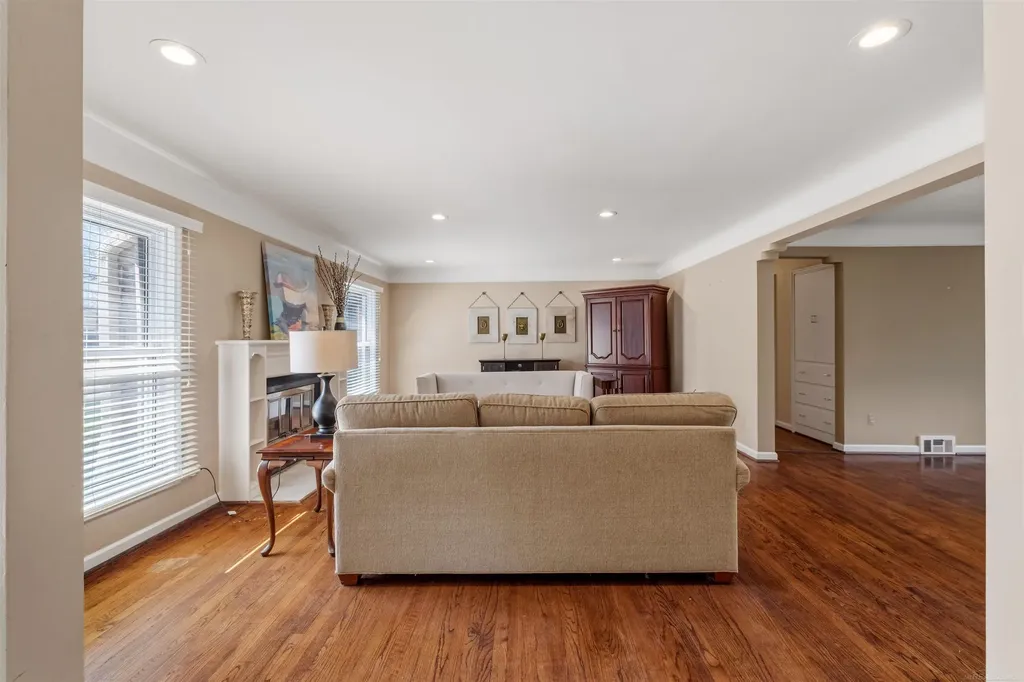 1040 N Renaud Road Grosse Pointe Woods City MI 48236