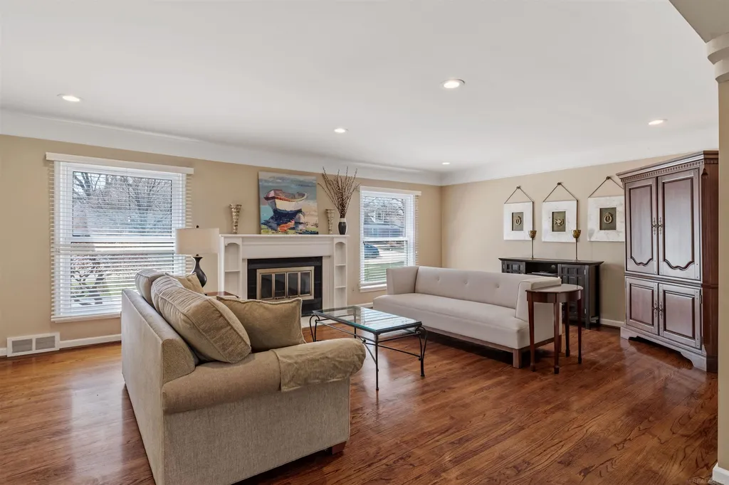 1040 N Renaud Road Grosse Pointe Woods City MI 48236