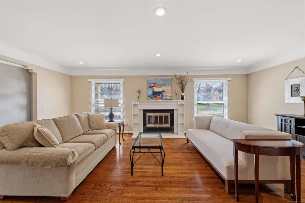 1040 N Renaud Road Grosse Pointe Woods City MI 48236