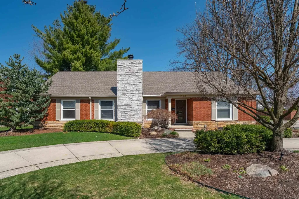 1040 N Renaud Road Grosse Pointe Woods City MI 48236
