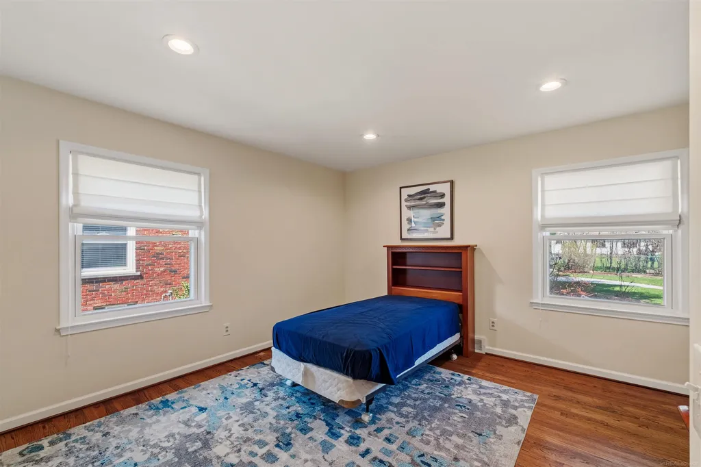 1040 N Renaud Road Grosse Pointe Woods City MI 48236