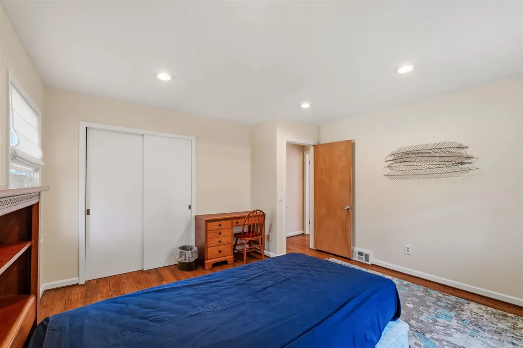 1040 N Renaud Road Grosse Pointe Woods City MI 48236