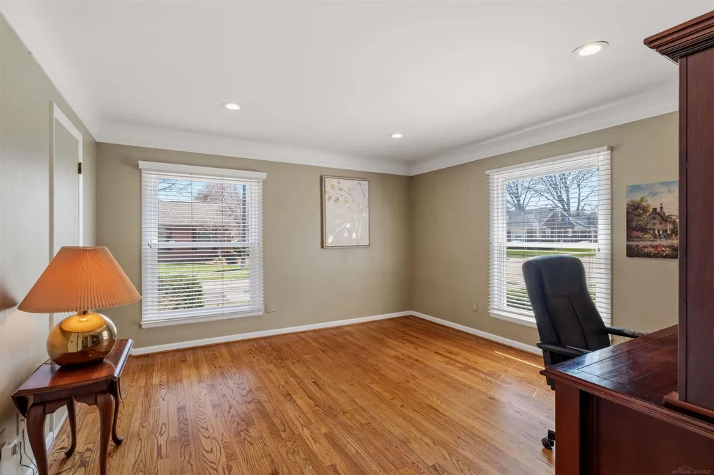 1040 N Renaud Road Grosse Pointe Woods City MI 48236