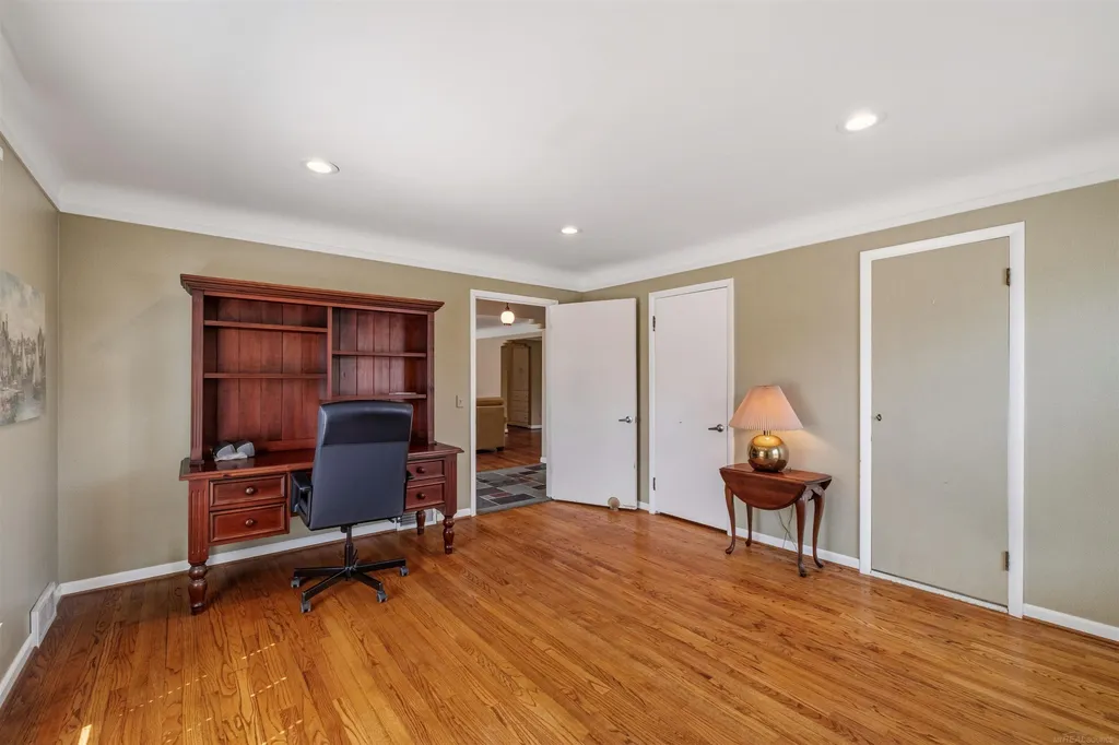 1040 N Renaud Road Grosse Pointe Woods City MI 48236