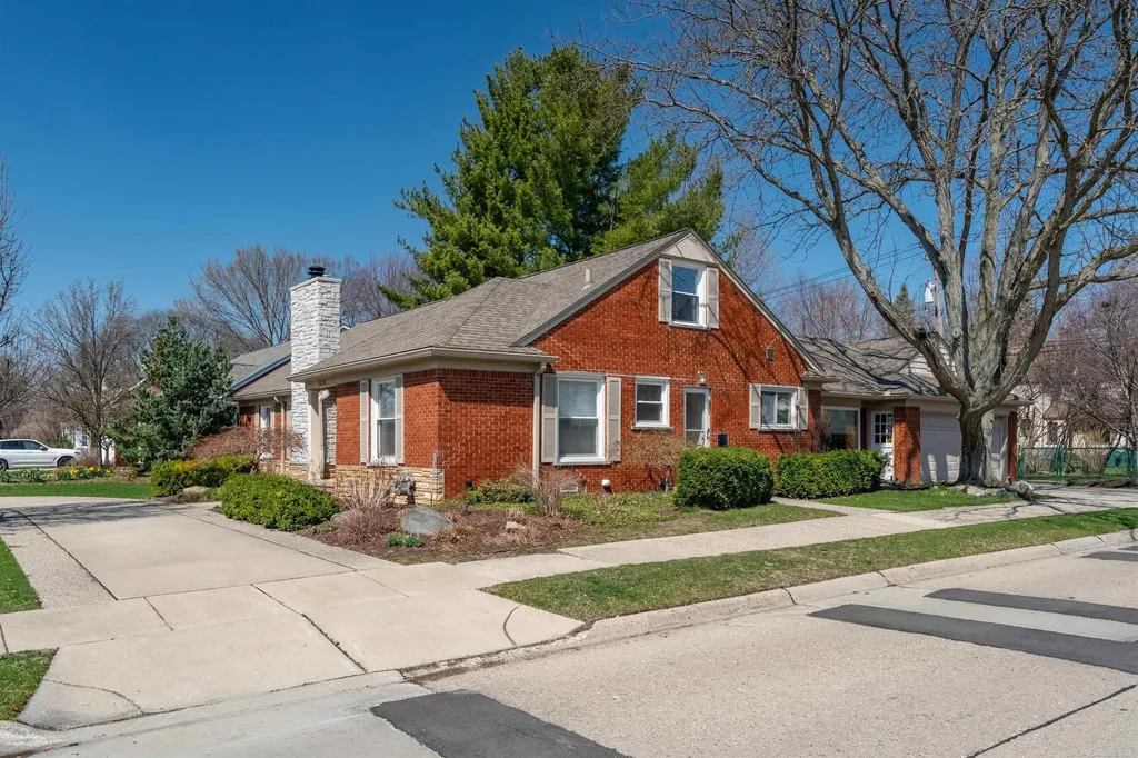 1040 N Renaud Road Grosse Pointe Woods City MI 48236