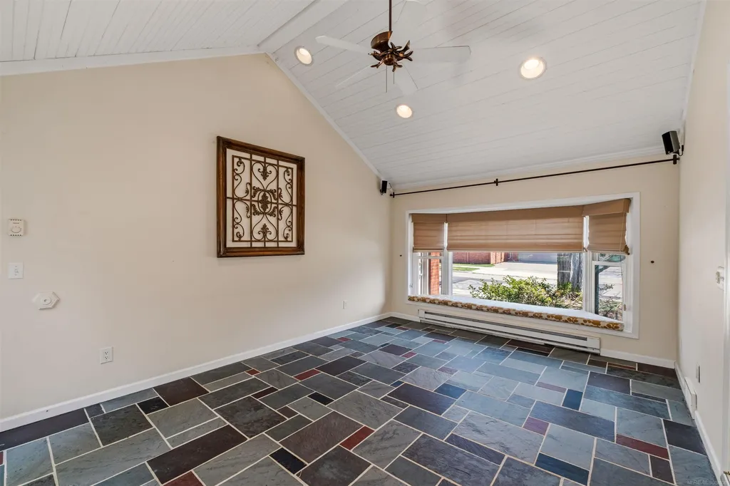 1040 N Renaud Road Grosse Pointe Woods City MI 48236