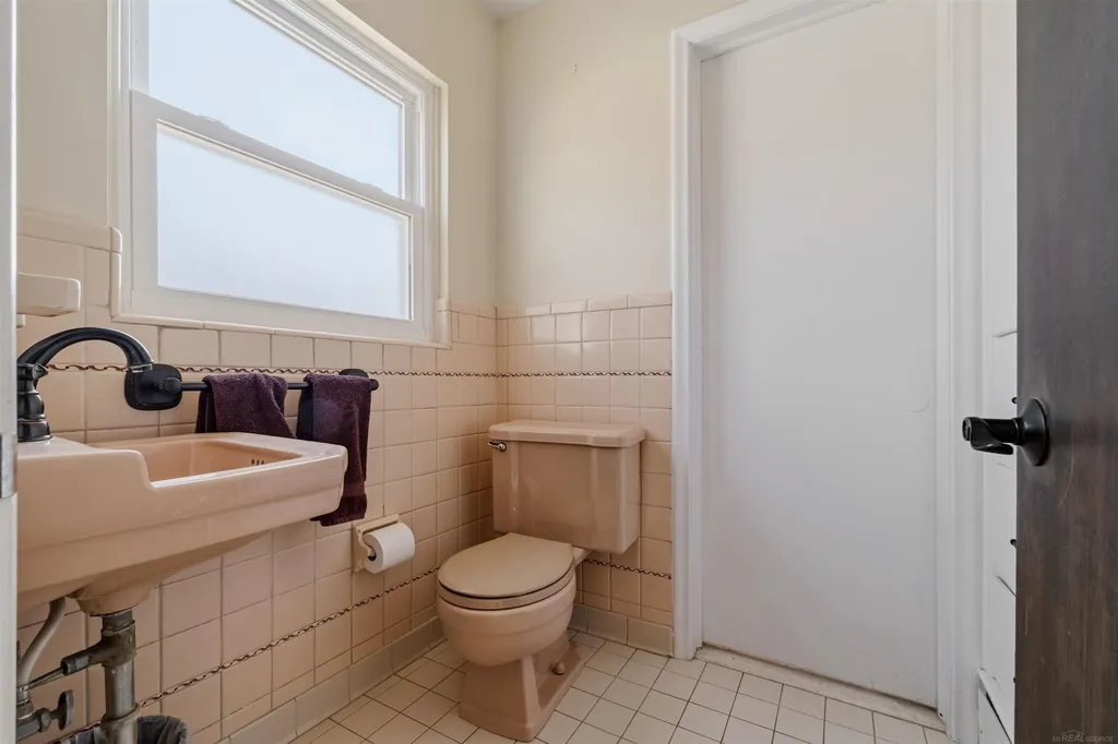 1040 N Renaud Road Grosse Pointe Woods City MI 48236