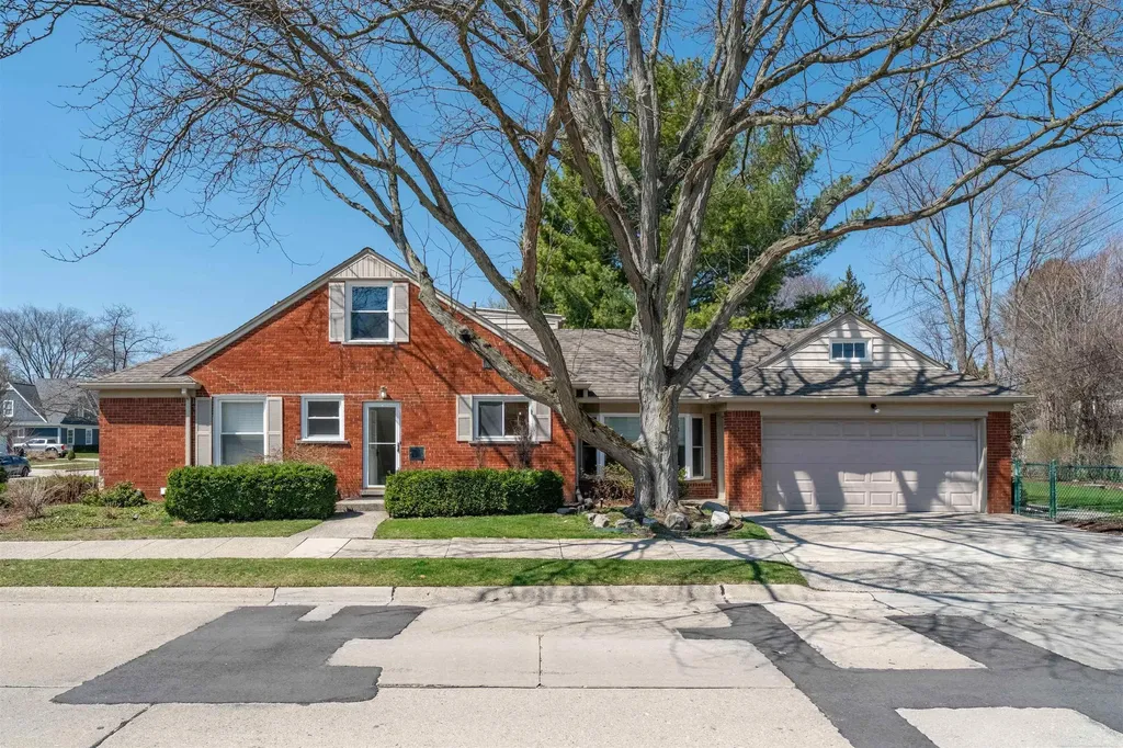 1040 N Renaud Road Grosse Pointe Woods City MI 48236