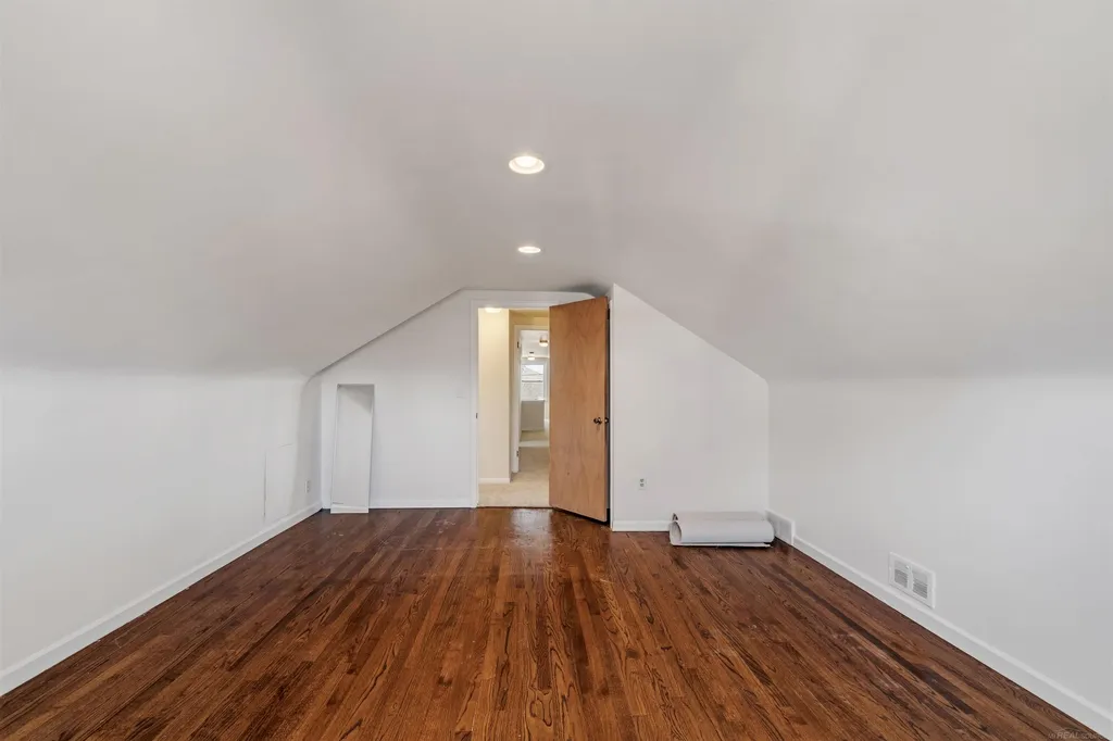 1040 N Renaud Road Grosse Pointe Woods City MI 48236
