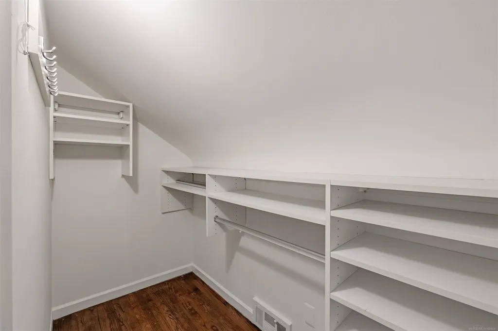1040 N Renaud Road Grosse Pointe Woods City MI 48236
