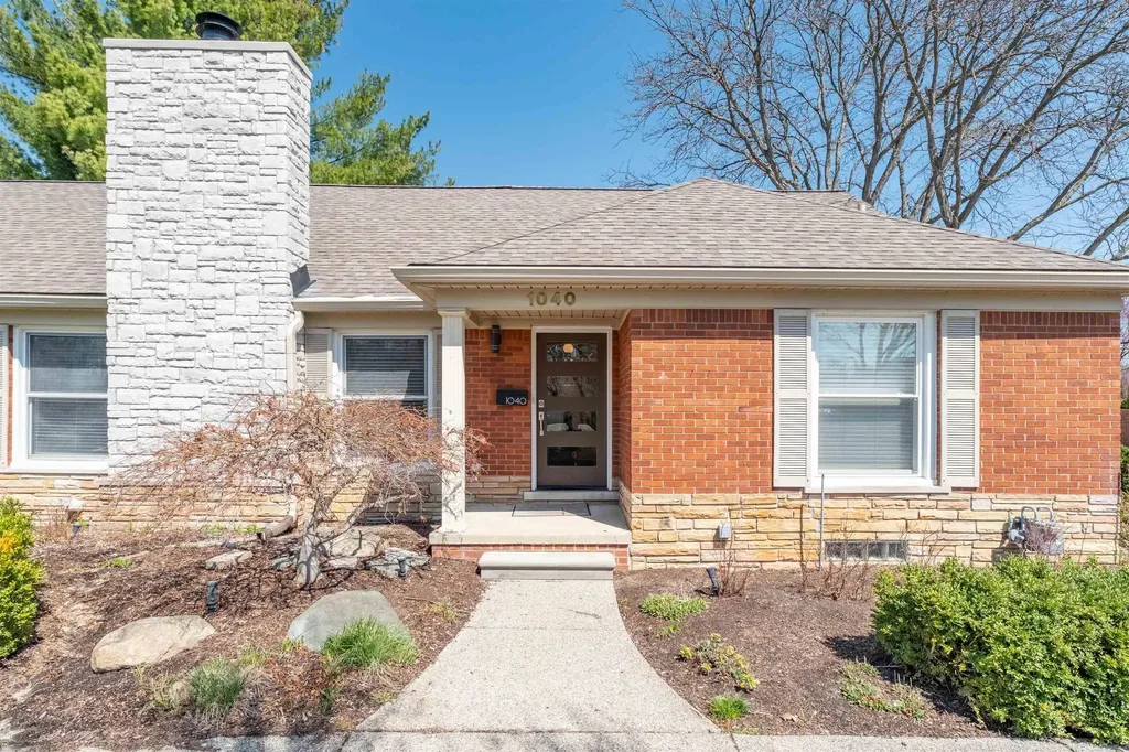 1040 N Renaud Road Grosse Pointe Woods City MI 48236