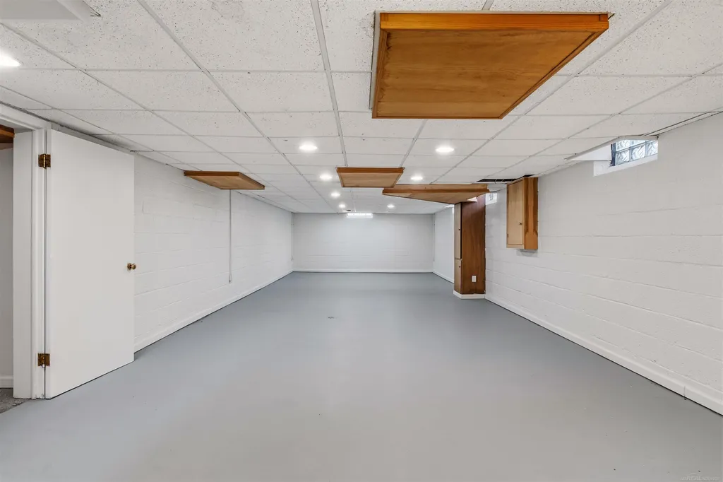 1040 N Renaud Road Grosse Pointe Woods City MI 48236