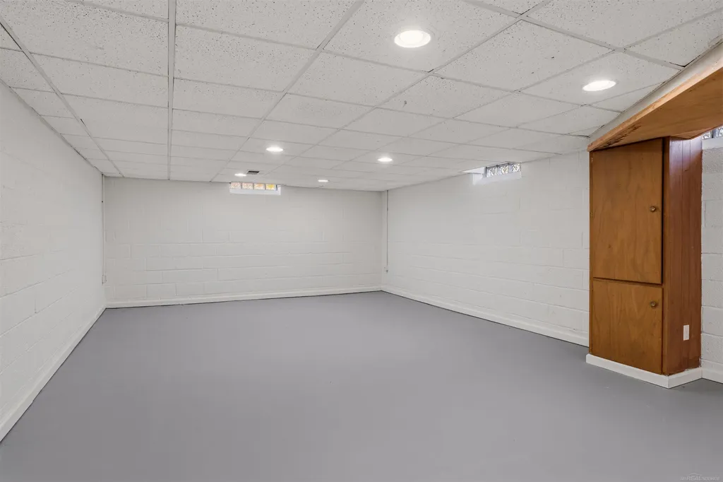 1040 N Renaud Road Grosse Pointe Woods City MI 48236