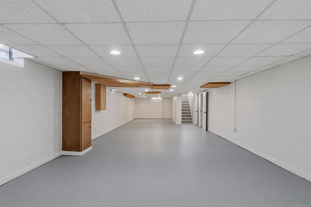 1040 N Renaud Road Grosse Pointe Woods City MI 48236