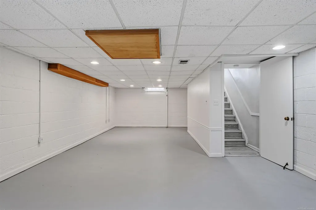 1040 N Renaud Road Grosse Pointe Woods City MI 48236