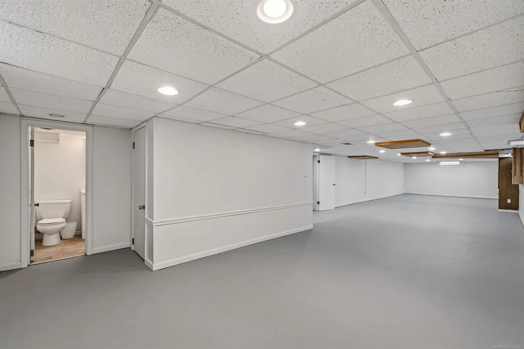 1040 N Renaud Road Grosse Pointe Woods City MI 48236