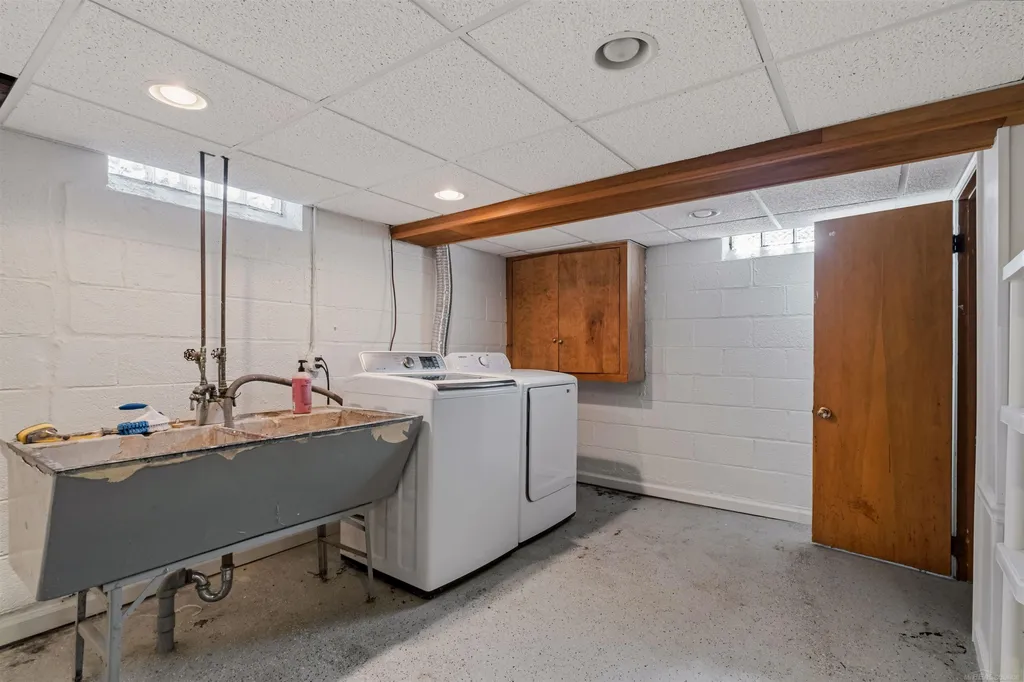 1040 N Renaud Road Grosse Pointe Woods City MI 48236