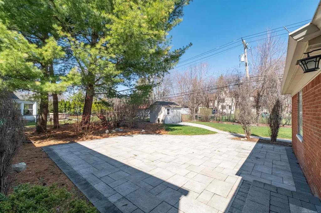 1040 N Renaud Road Grosse Pointe Woods City MI 48236
