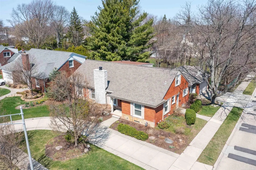 1040 N Renaud Road Grosse Pointe Woods City MI 48236