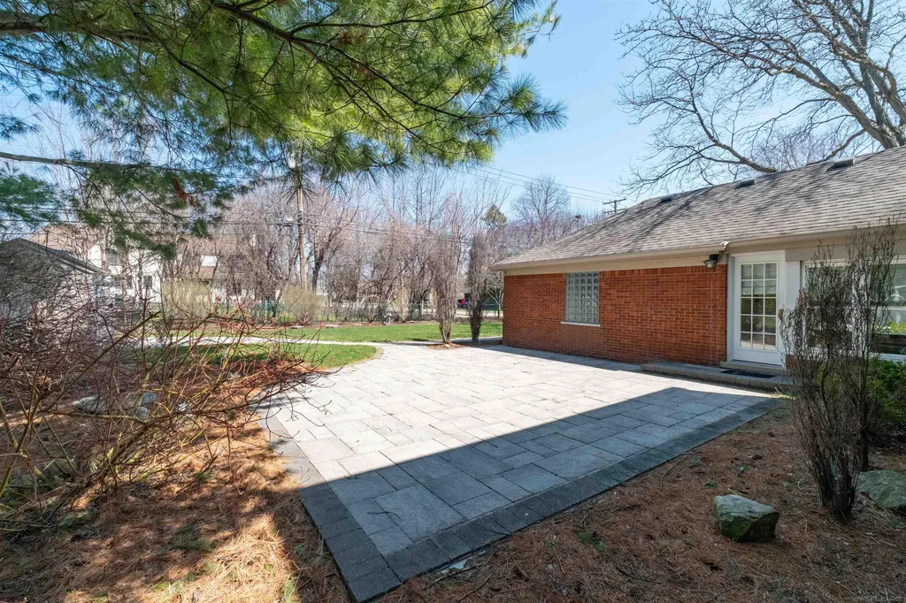 1040 N Renaud Road Grosse Pointe Woods City MI 48236