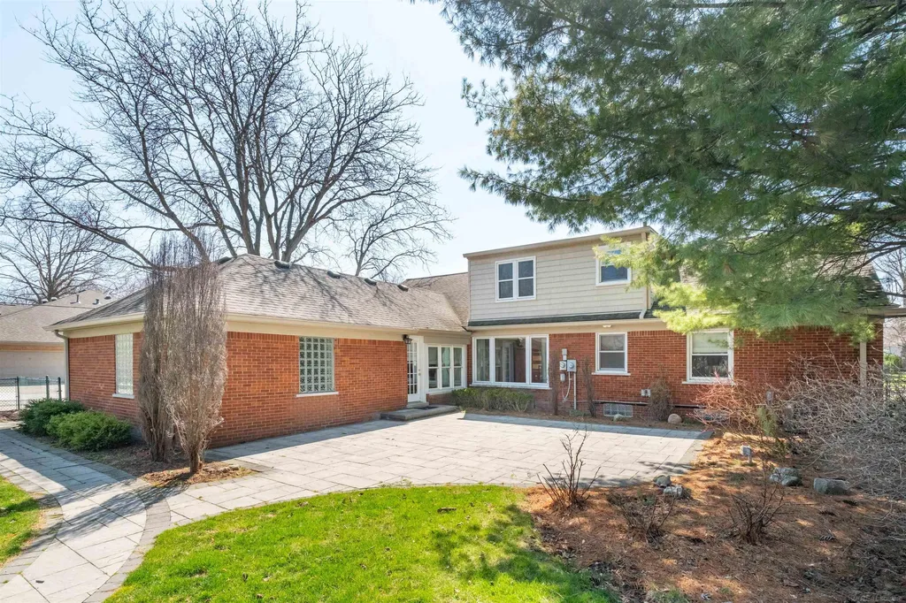 1040 N Renaud Road Grosse Pointe Woods City MI 48236