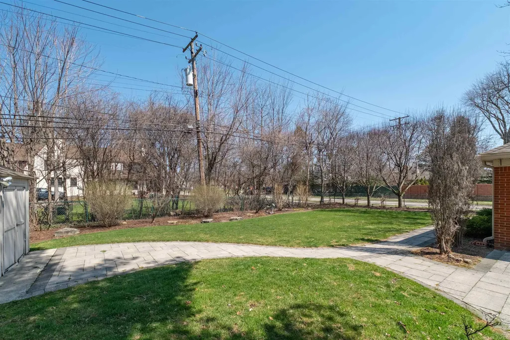 1040 N Renaud Road Grosse Pointe Woods City MI 48236