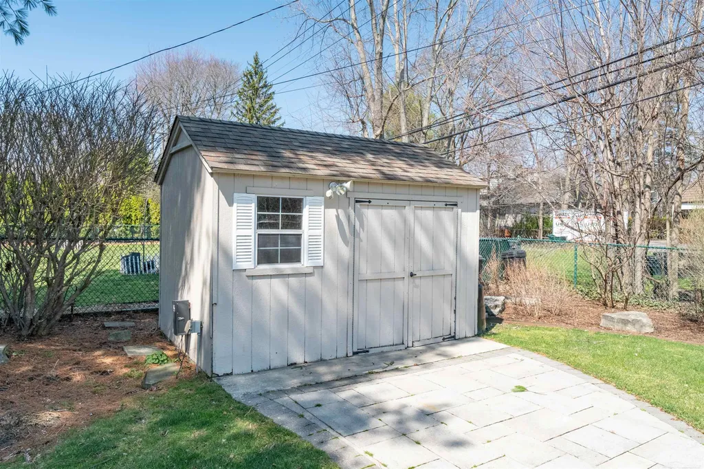 1040 N Renaud Road Grosse Pointe Woods City MI 48236