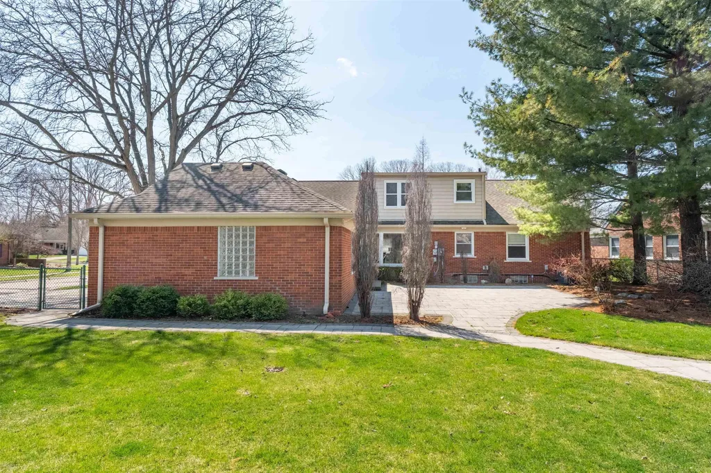 1040 N Renaud Road Grosse Pointe Woods City MI 48236