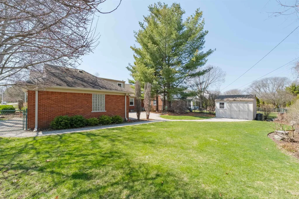 1040 N Renaud Road Grosse Pointe Woods City MI 48236