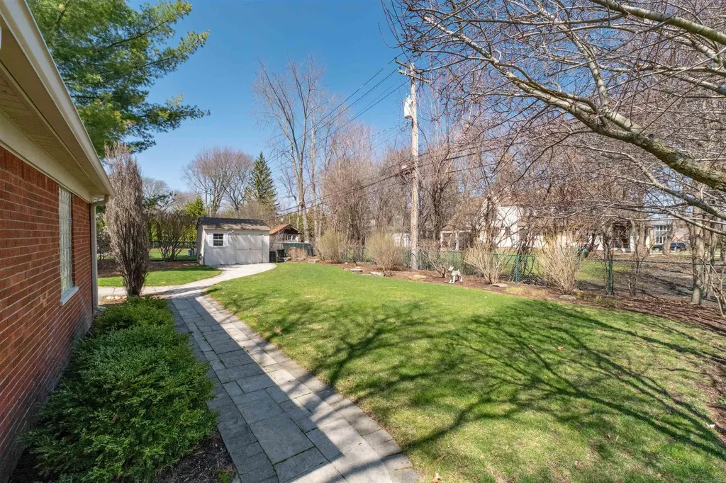 1040 N Renaud Road Grosse Pointe Woods City MI 48236
