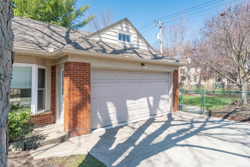 1040 N Renaud Road Grosse Pointe Woods City MI 48236