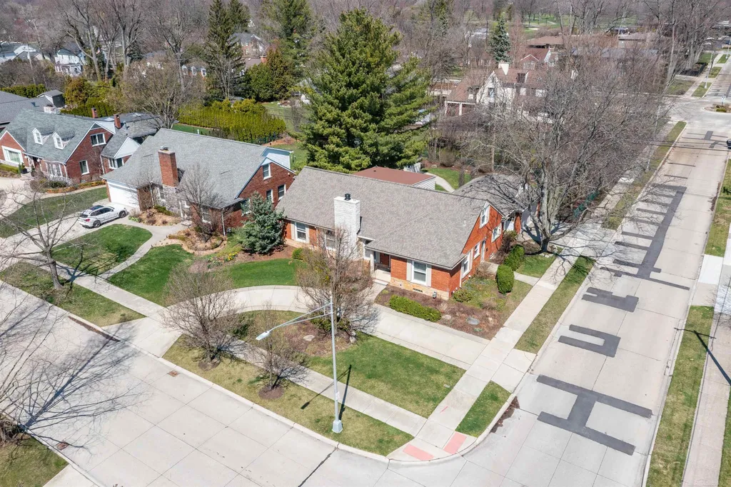 1040 N Renaud Road Grosse Pointe Woods City MI 48236