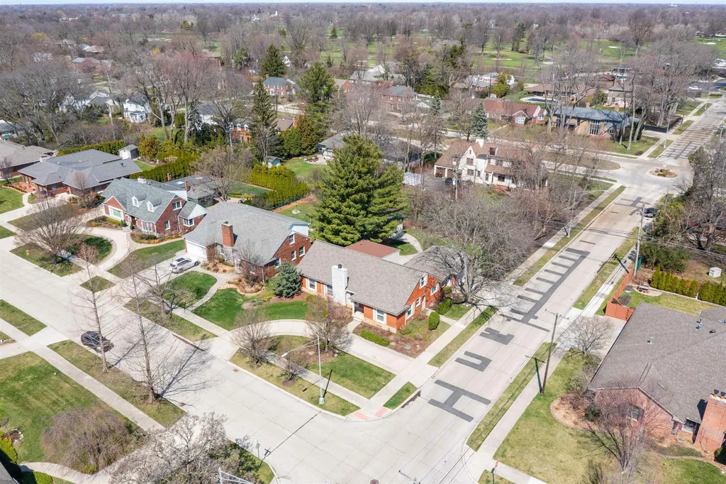 1040 N Renaud Road Grosse Pointe Woods City MI 48236