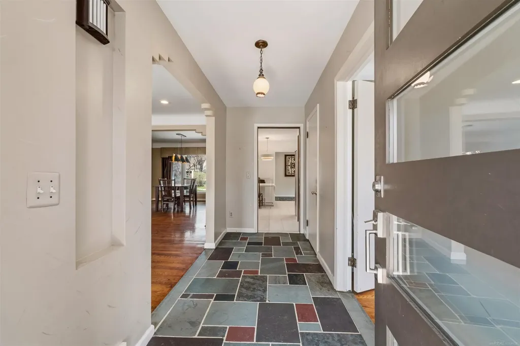 1040 N Renaud Road Grosse Pointe Woods City MI 48236