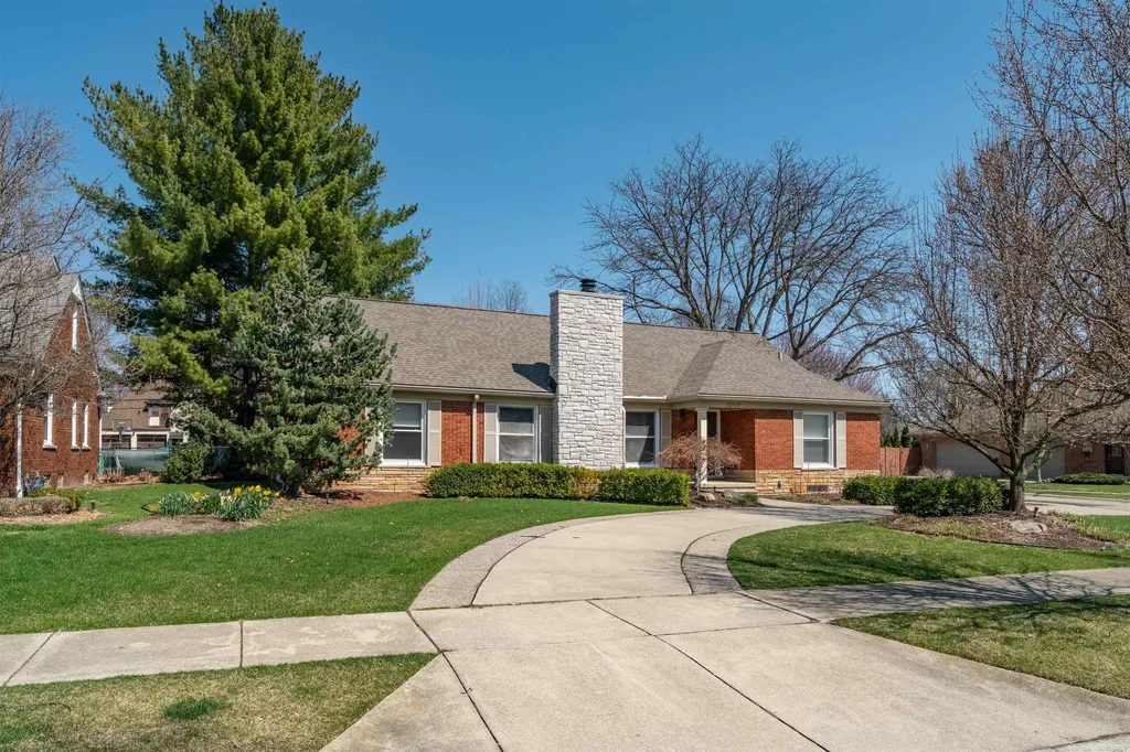 1040 N Renaud Road Grosse Pointe Woods City MI 48236
