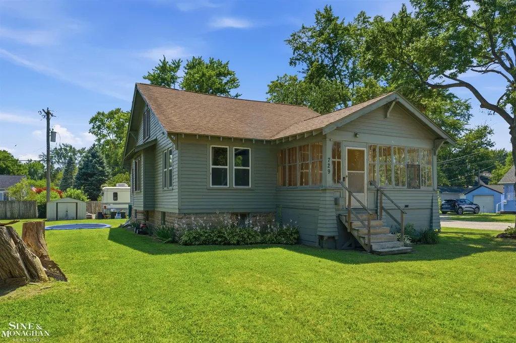 729 Smith Street Algonac City MI 48001