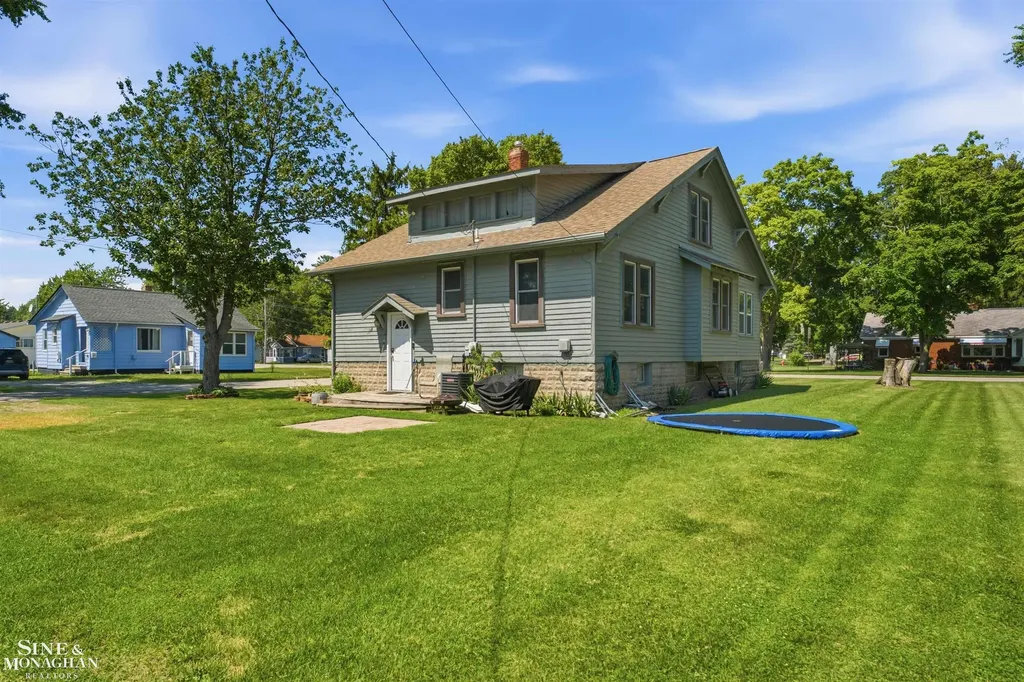 729 Smith Street Algonac City MI 48001