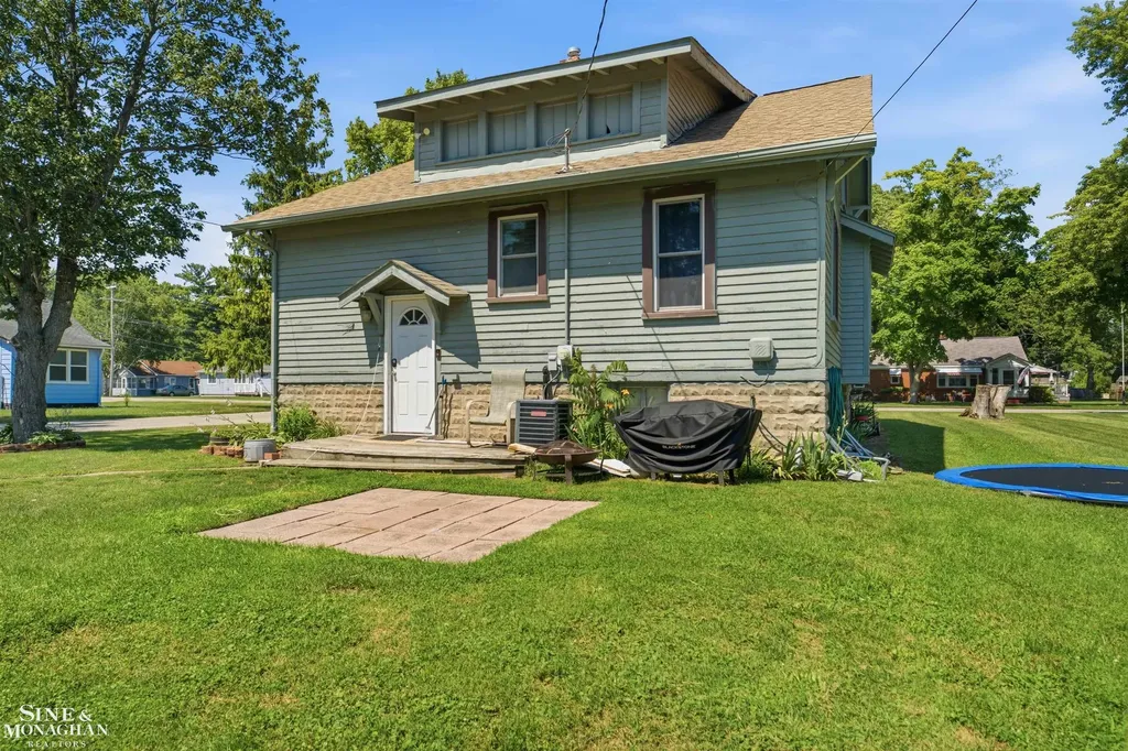 729 Smith Street Algonac City MI 48001