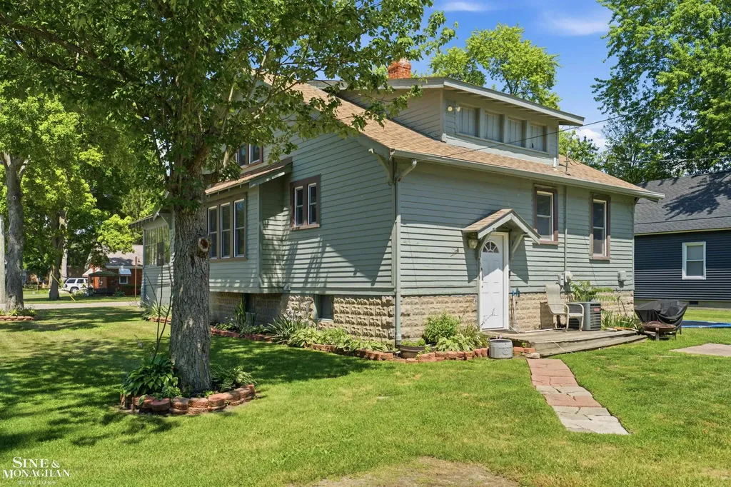 729 Smith Street Algonac City MI 48001