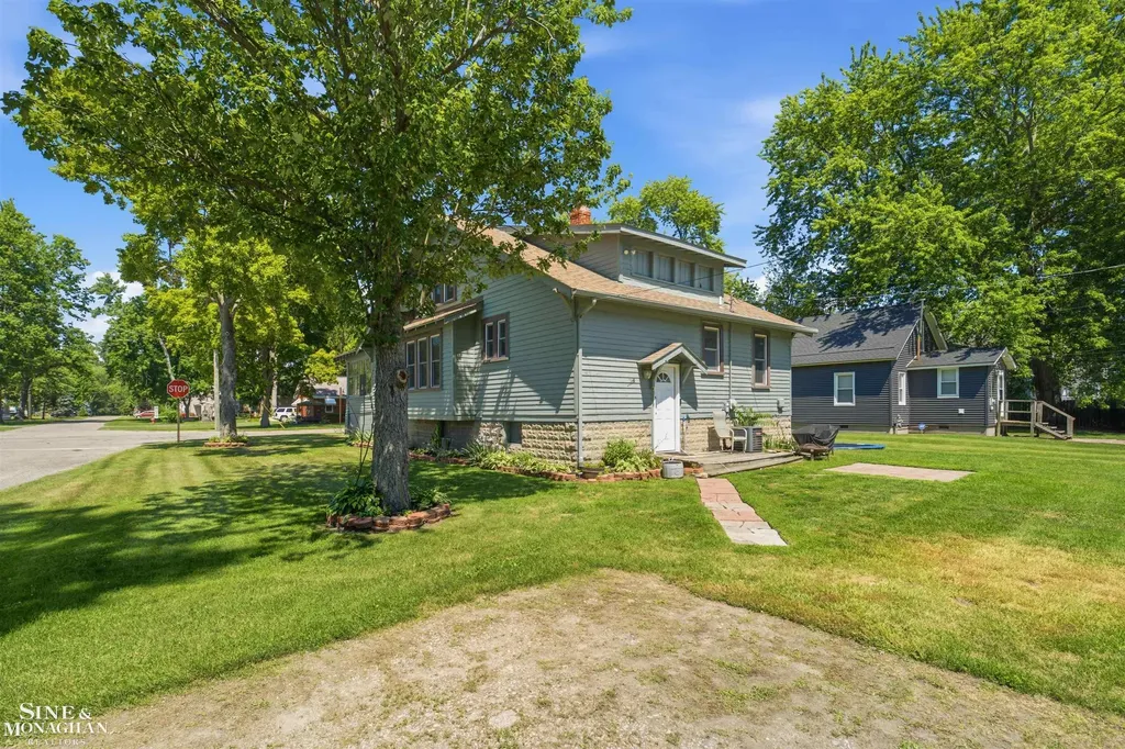 729 Smith Street Algonac City MI 48001