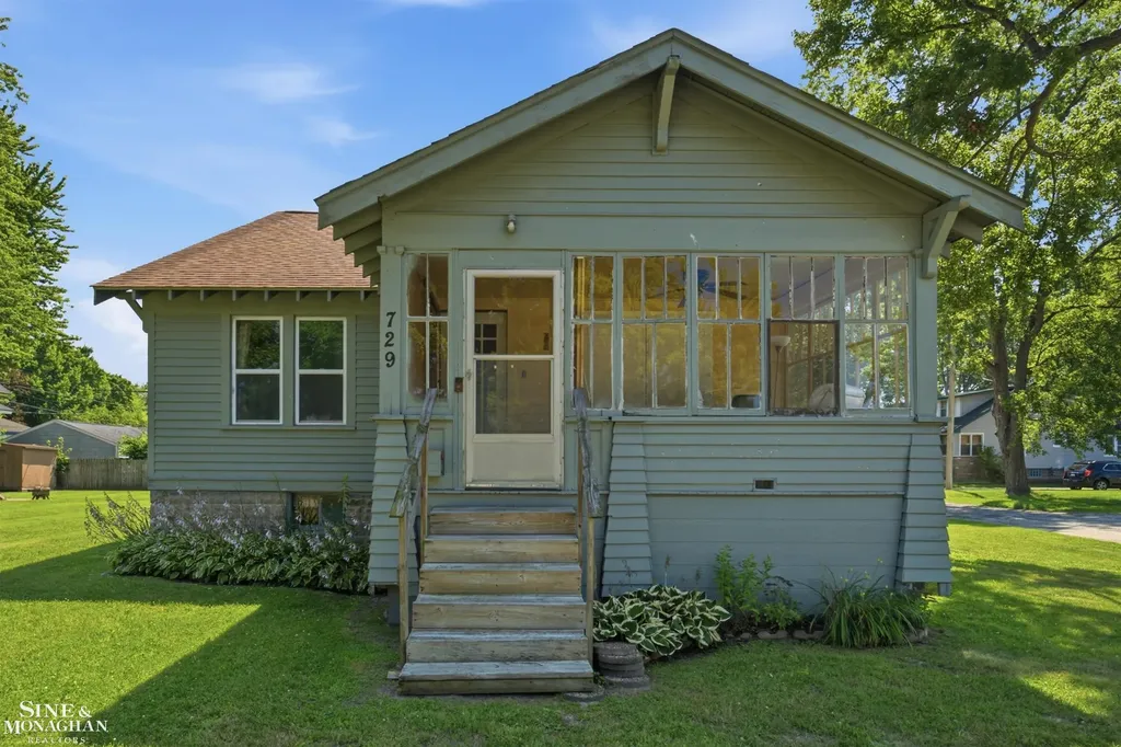729 Smith Street Algonac City MI 48001