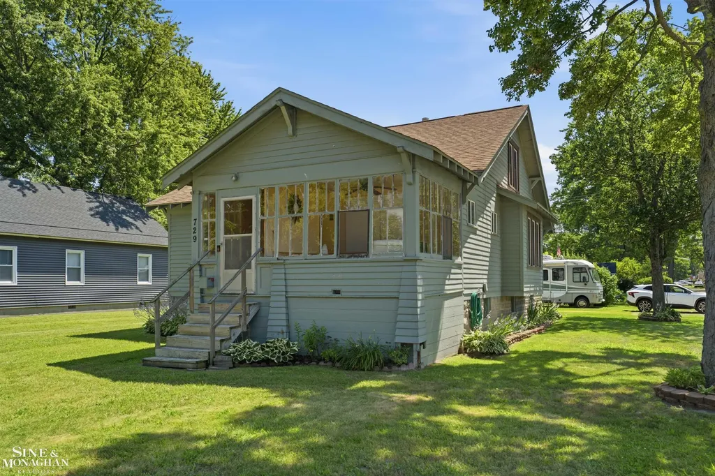 729 Smith Street Algonac City MI 48001